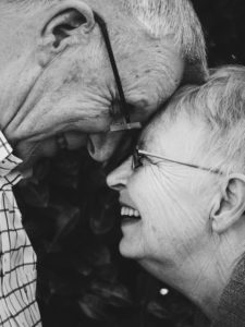 Un couple âgé se souriant l'un à l'autre
