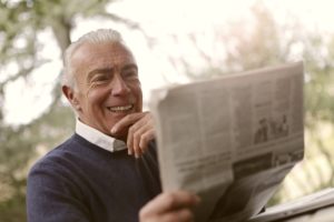 Un homme âgé qui lit un journal