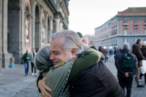 Un couple âgé s'embrassant sur la place