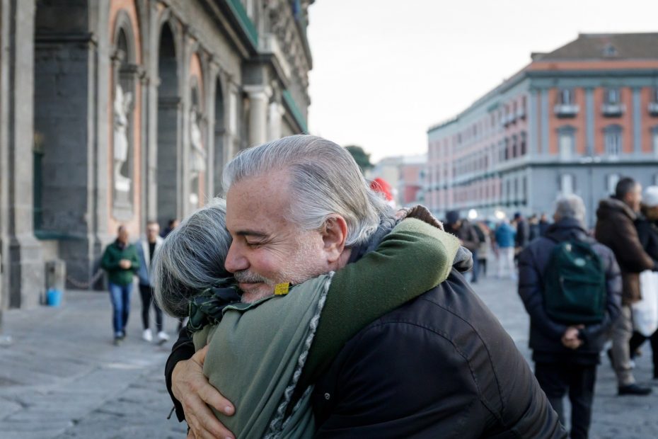 Un couple âgé s'embrassant sur la place