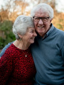 Un couple âgé qui sourit et s'embrasse