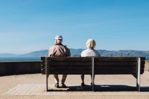 Un vieux couple assis sur un banc