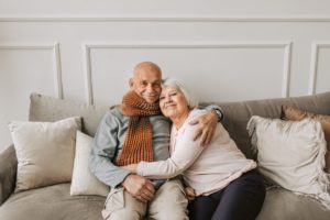 Un couple âgé assis sur le canapé