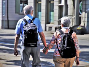 Un vieux couple qui marche en se tenant la main