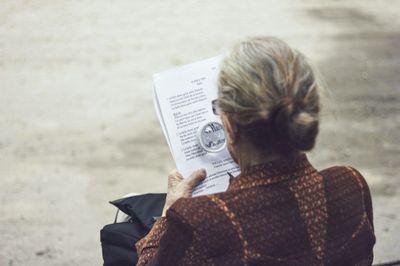 Une femme âgée qui lit un livre
