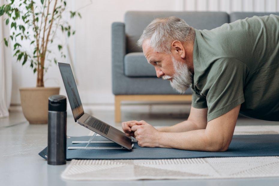 Oncologie - un homme d'âge moyen sur un ordinateur portable